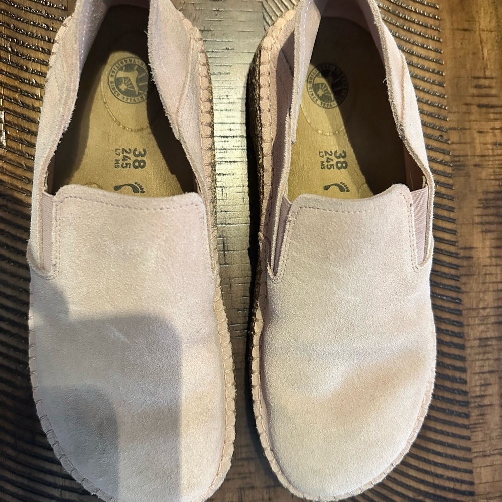 Birkenstock Women's Flats in Light Pink Suede